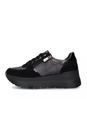 Sneaker neri con una tomaia testurizzata, realizzati in un mix di pelle e suede. Suola elevata con dettaglio della cerniera e lacci rotondi.