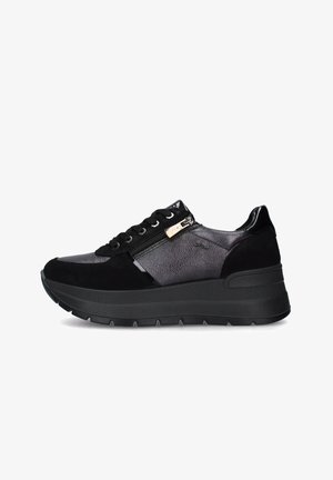 Sneaker neri con una tomaia testurizzata, realizzati in un mix di pelle e suede. Suola elevata con dettaglio della cerniera e lacci rotondi.