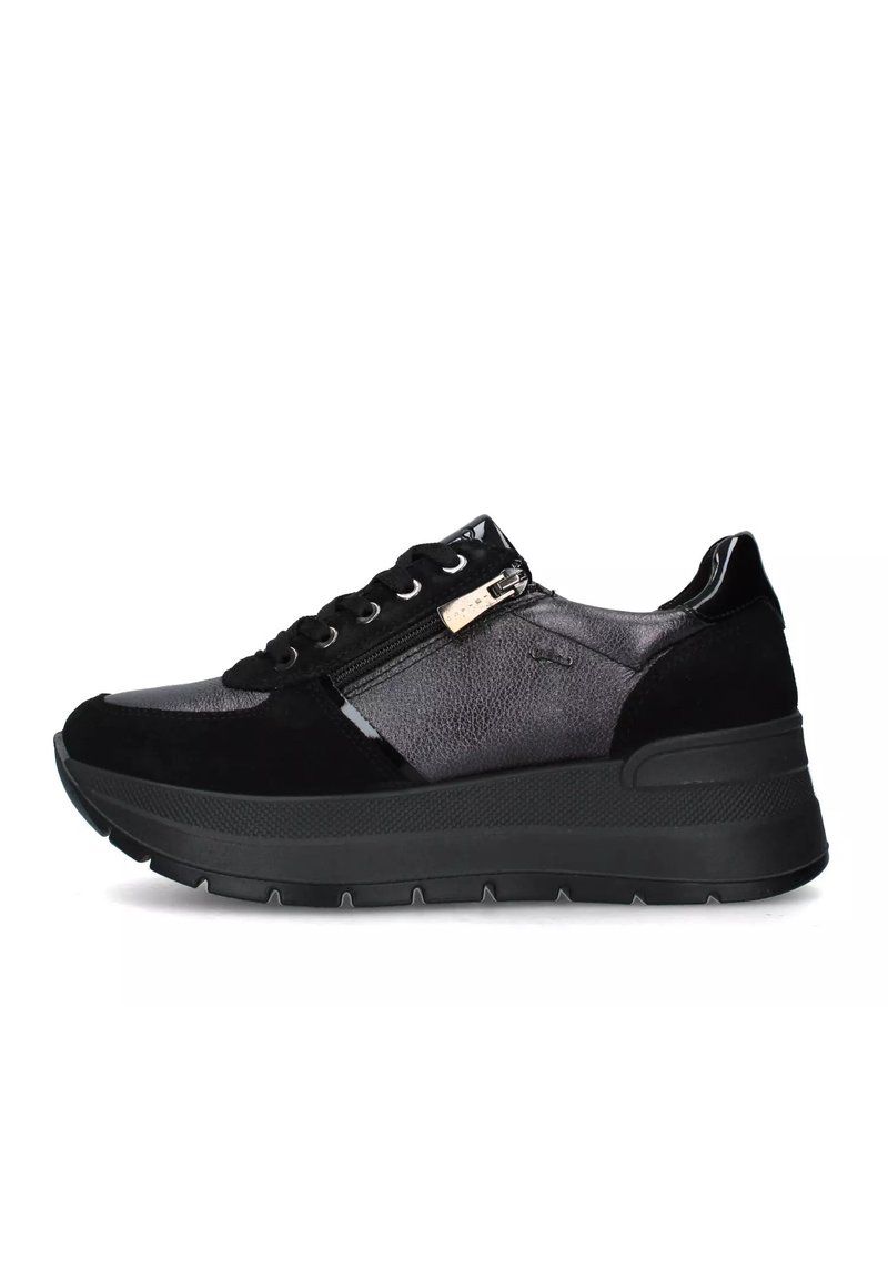 Sneaker neri con una tomaia testurizzata, realizzati in un mix di pelle e suede. Suola elevata con dettaglio della cerniera e lacci rotondi.