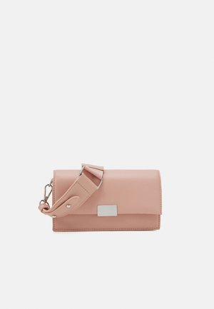 Rektangulær blushpink læder crossbody taske med bred justerbar rem og sølv rektangulært spænde på frontklappen.