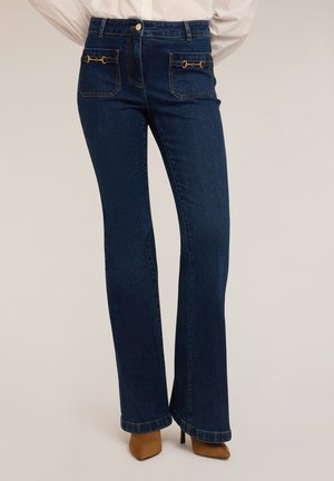 Jeans a zampa d'elefante in denim blu con vita alta, due tasche frontali adornate da accenti dorati e orlo alla caviglia, caratterizzati da una texture liscia.