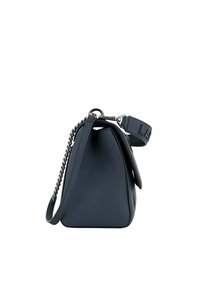 Borsa a tracolla in pelle blu scuro con forma triangolare, dotata di una tracolla in catena argentata e finitura testurizzata. Include un manico con logo in rilievo.