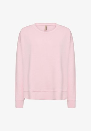 Bluză roz deschis din material moale, cu decolteu rotund, mâneci lungi și croială lejeră cu tiv ușor scurtat.