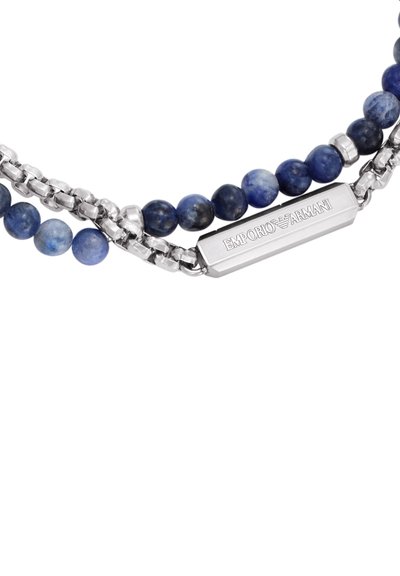 Bracelet avec des perles bleues et des maillons de chaîne en argent, présentant une plaque métallique rectangulaire gravée de "EMPORIO ARMANI".