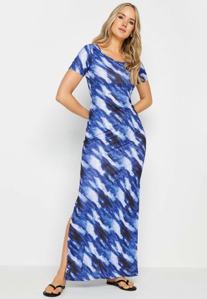 Robe maxi en motif tie-dye bleu, fabriquée en tissu doux. Elle présente des manches courtes et une fente sur le côté, avec un design ajusté.