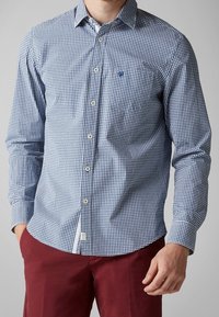 Niebieska i biała w kratkę, długosleeve koszula w stylu zapinanym, z jedną kieszenią, zestawiona z burgundowymi spodniami. Materiał bawełniany, gładka tekstura.