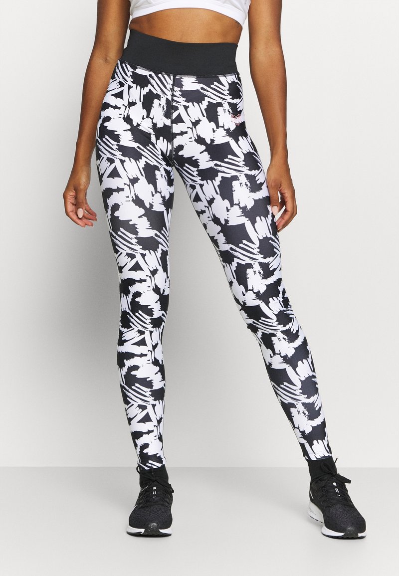 Yksiväriset korkeavyötäröiset legginsit musta-valkoisella abstraktilla siveltinkuvioinnilla, valmistettu elastisesta materiaalista, jossa on sileä pinta ja tiukka malli.