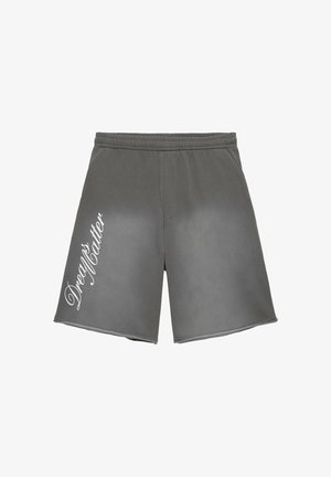 Pantaloni scurți gri cu talie elastică, buzunare laterale și text alb scris de mână „DreyyMatter” de-a lungul piciorului stâng.
