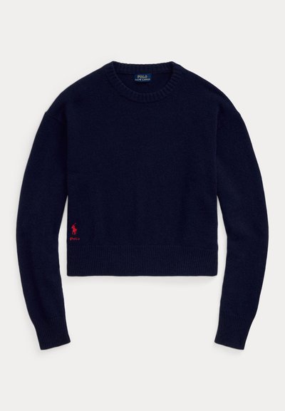 Pull bleu marine à manches longues avec col rond et logo Polo Ralph Lauren rouge brodé près de l'ourlet inférieur gauche.