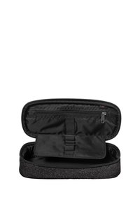 Funda negra con cremallera y un exterior texturizado y brillante. El interior cuenta con correas de organización y un bolsillo con cremallera en un lado.