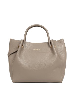 Sac fourre-tout en cuir gris avec surface texturée, deux courtes poignées, accents dorés et logo embossé à l'avant. Forme rectangulaire.