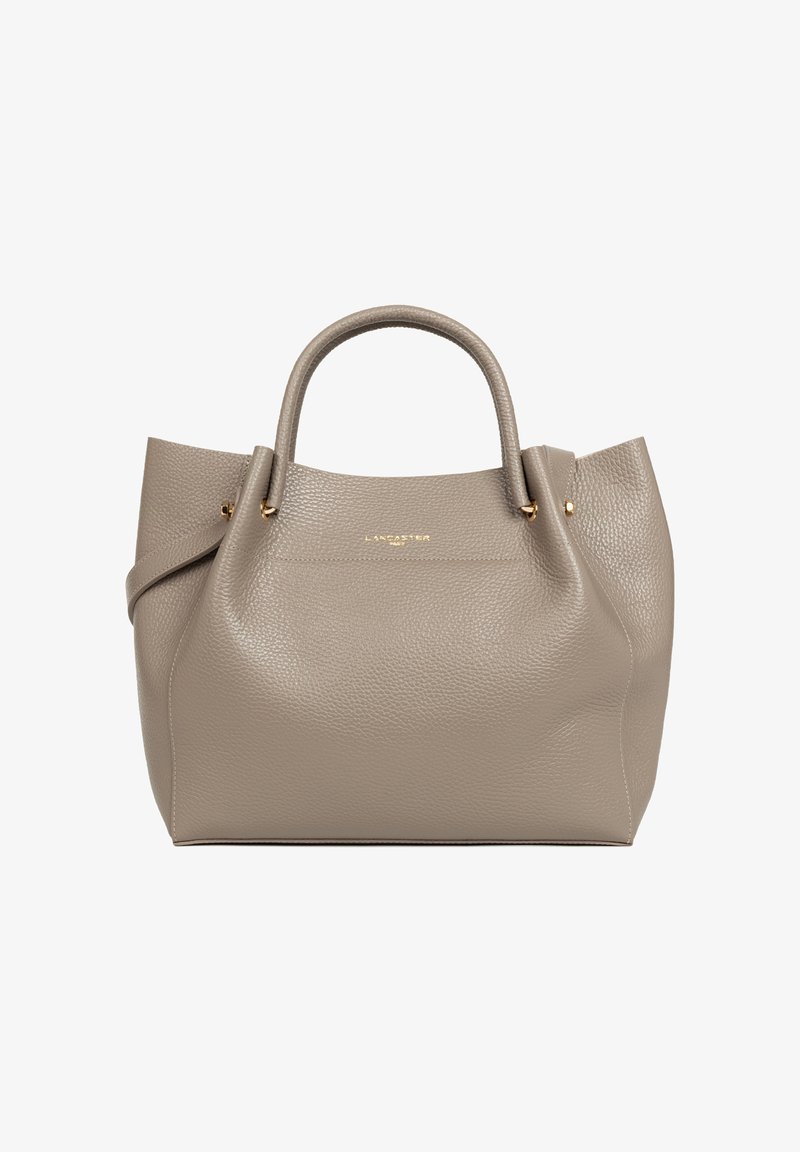 Sac fourre-tout en cuir gris avec surface texturée, deux courtes poignées, accents dorés et logo embossé à l'avant. Forme rectangulaire.