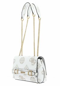 Sac à main en simili cuir blanc vegan avec quincaillerie dorée, une bandoulière en chaîne bicolore et un motif de logo. Comprend un accent de boucle et une forme structurée.