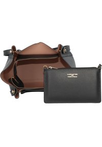 Borsa in pelle grigia con interni marroni, dotata di accessori in oro, tasca con zip e pochette in pelle nera removibile.