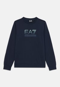 Mørkeblå sweatshirt med lange ermer, rund hals og ribbede mansjetter. Har et reflekterende EA7-logo foran. Laget av mykt stoff.