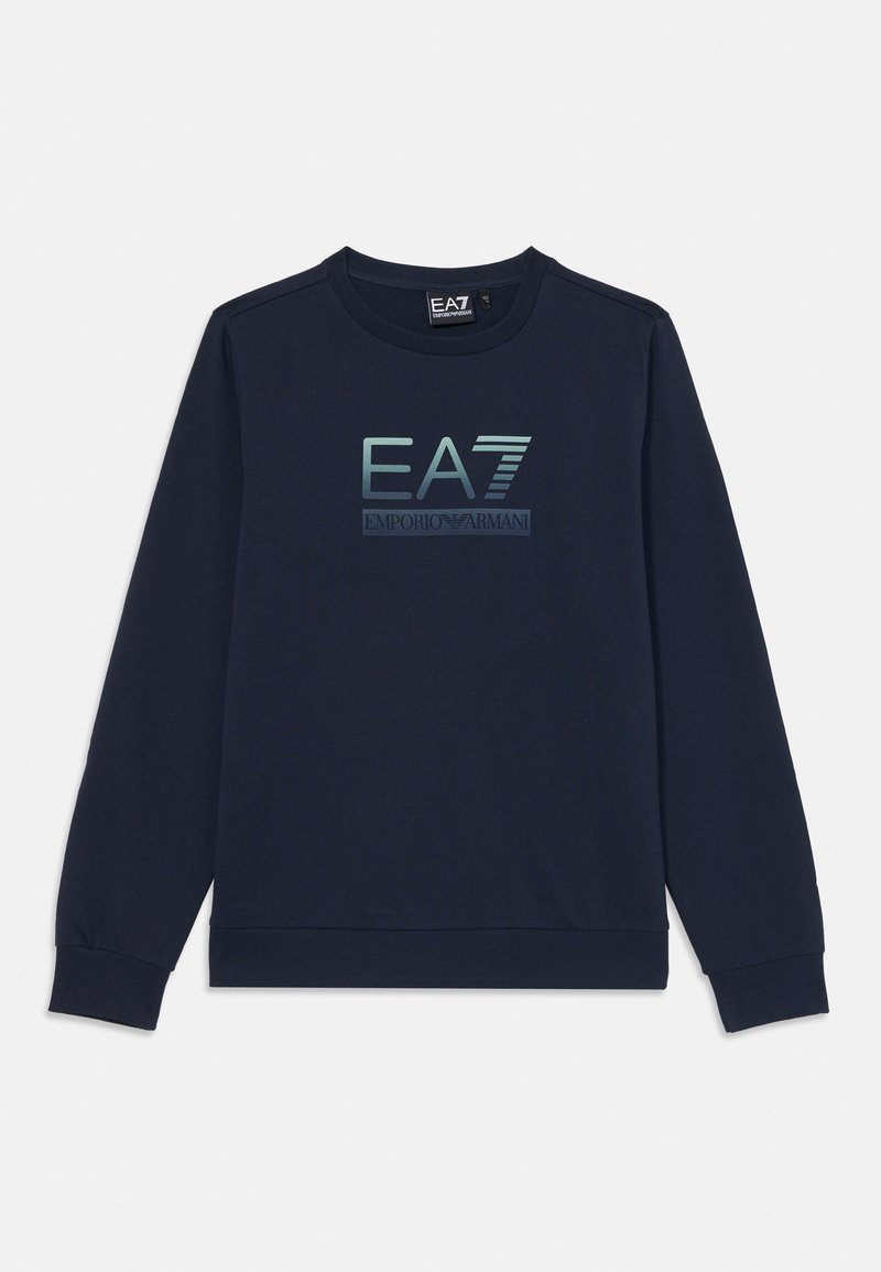 Felpa blu navy con maniche lunghe, colletto rotondo e polsini a costine. Presenta un logo riflettente EA7 sulla parte anteriore. Realizzata in tessuto morbido.