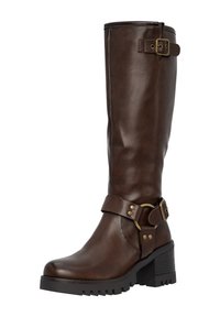 Bota de cuero marrón hasta la rodilla con una suela gruesa, que presenta una correa decorativa y un detalle de hebilla cerca de la pantorrilla. Acabado texturizado.
