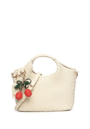 Gebreide leren handtas in crèmekleur met bovenhandgrepen, verstelbare riem en een bevestigd leren sleutelhangerbedeltje in de vorm van een rode kers.