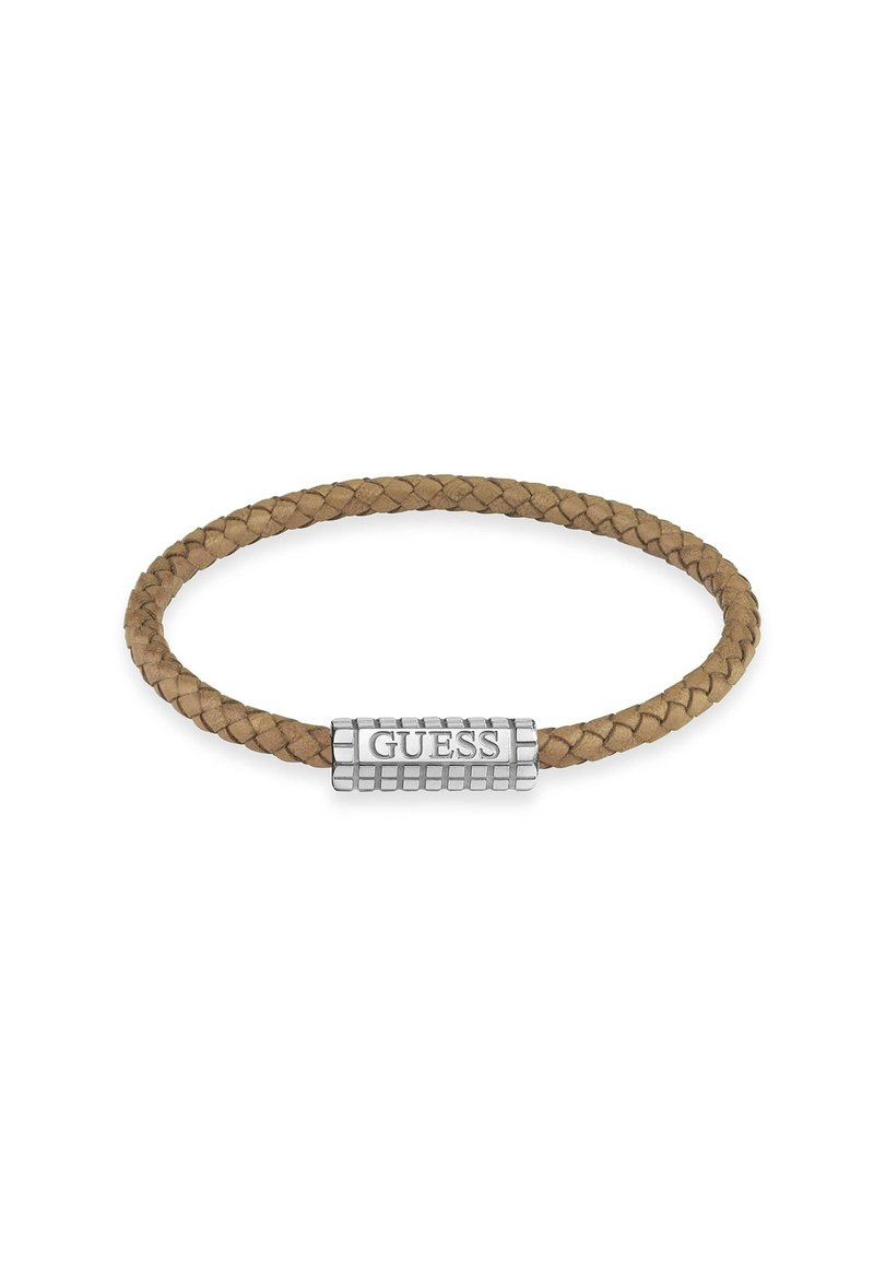 Geflochtener, tannfarbener Lederarmband mit einem silberfarbenen Metallverschluss, der mit dem Markennamen "GUESS" graviert ist. Kreisförmige Form, glatte Textur.