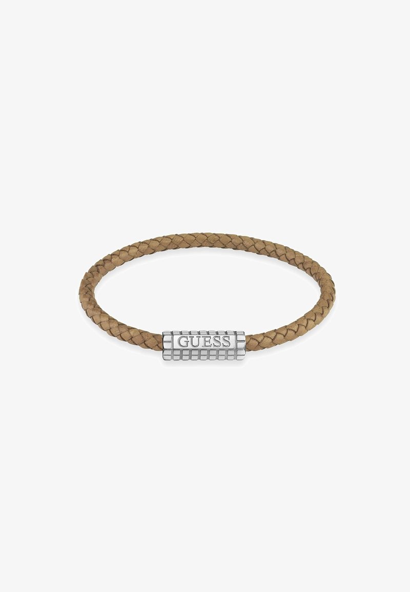 Geflochtener, tannfarbener Lederarmband mit einem silberfarbenen Metallverschluss, der mit dem Markennamen "GUESS" graviert ist. Kreisförmige Form, glatte Textur.