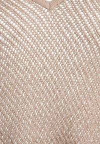 Beige pletený svetr s otevřeným vzorem, s výstřihem do V. Textura je volná a vzdušná, s diagonálním vzorováním po celém díle.