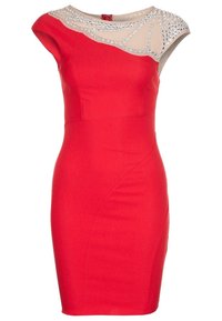 Robe rouge ajustée avec un col transparent orné de strass et des manches courtes. Texture lisse et silhouette près du corps.