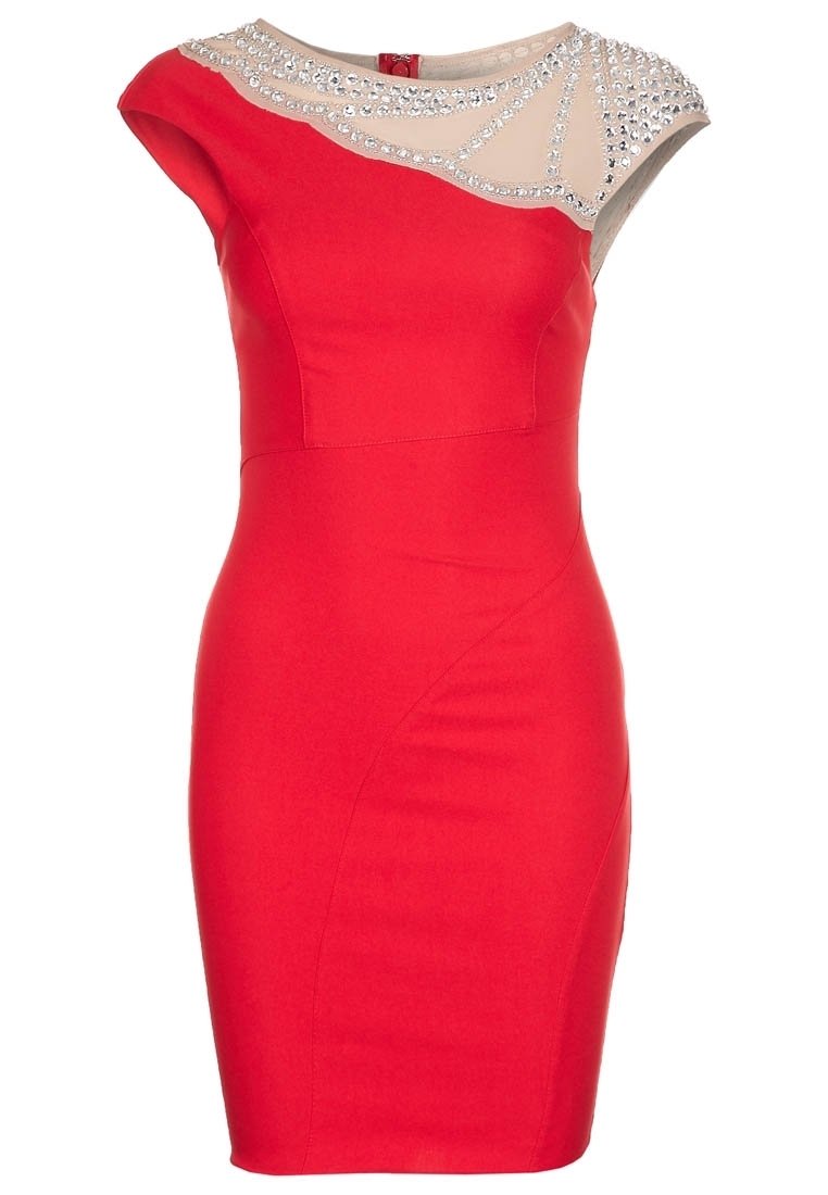 Robe rouge ajustée avec un col transparent orné de strass et des manches courtes. Texture lisse et silhouette près du corps.