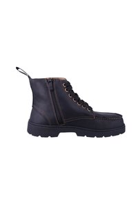 Botín de cuero negro hasta el tobillo con costuras marrones en contraste, cremallera lateral y cordones redondos. Suela de goma gruesa para mayor tracción.