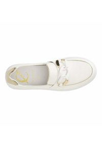 Vit lädersneaker utan snörning med ett guldkedjeaccent, detaljerad sömnad och en mjuk textur. Sulan är platt och vit.