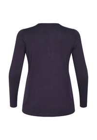 Cămașă cu mâneci lungi, de culoare bleumarin închis, confecționată dintr-un material moale. Prezintă un guler rotund și o croială dreaptă, cu detalii de cusătură minime.