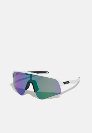 Óculos de sol desportivos com uma armação branca e grandes lentes em degradê com tons de púrpura e verde; design angular acentuado com uma ponte nasal central.