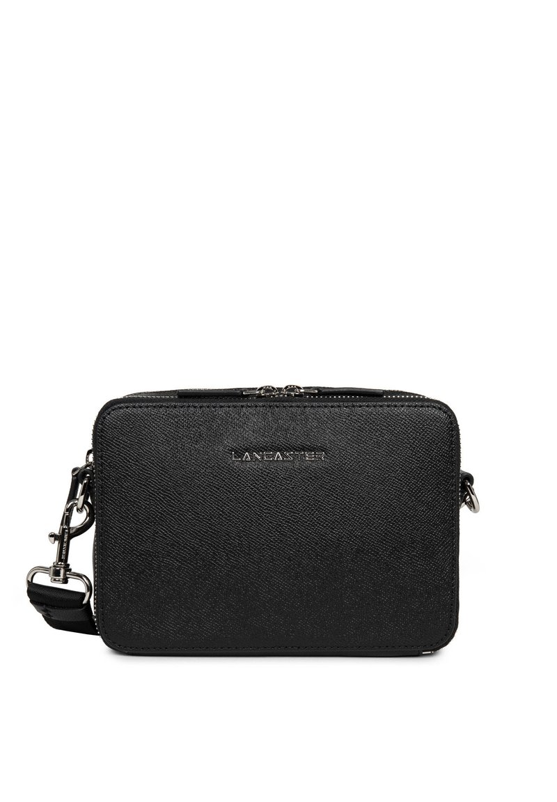 Borsa a tracolla rettangolare nera, materiale testurizzato, accessori in argento, nome del marchio "LANCASTER" impresso sul davanti, tracolla regolabile.