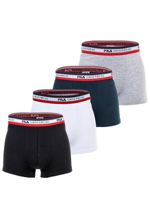 Quattro paia di boxer da uomo in nero, bianco, blu navy e grigio, ognuno con fascia in vita firmata FILA in rosso, bianco e blu navy.