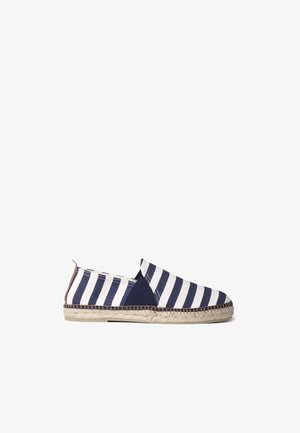 Námornícke a biele pruhované espadrilky s plátnovým zvrškom a jútovou podrážkou. Dizajn na nazúvanie s elastickými bočnými panelmi a hnedou akcentáciou na päte.