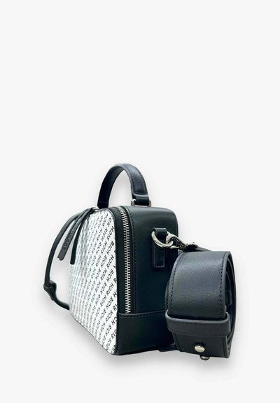 Borsa in bianco e nero realizzata in pelle e tessuto, dotata di chiusura con zip, manici superiori, tracolla removibile e motivo di testo ripetitivo.
