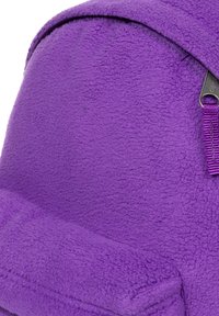 Paarse fleece rugzak met een zacht, gestructureerd oppervlak. Voorzien van een rits aan de bovenkant en verstelbare stoffen riemen om te dragen.