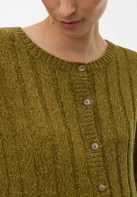 Olivgrön stickad cardigan med ribbad textur, med rund halsringning och tre bruna knappar framtill.