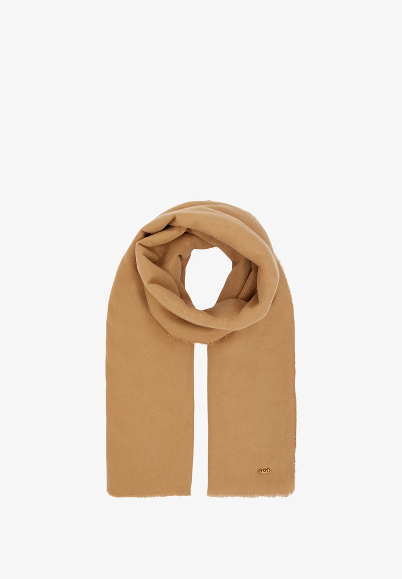 Hnědá šála vyrobená z měkké tkaniny, s hladkým povrchem, jemně třepenými okraji a malým akcentním logem blízko jednoho konce.