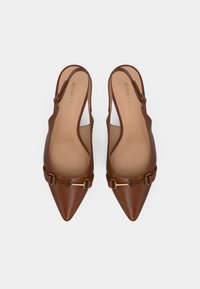 Escarpins à talons en cuir marron avec lanière arrière et bouts pointus, dotés d'une boucle accentuée dorée et d'une texture lisse. Intérieur doublé pour le confort.