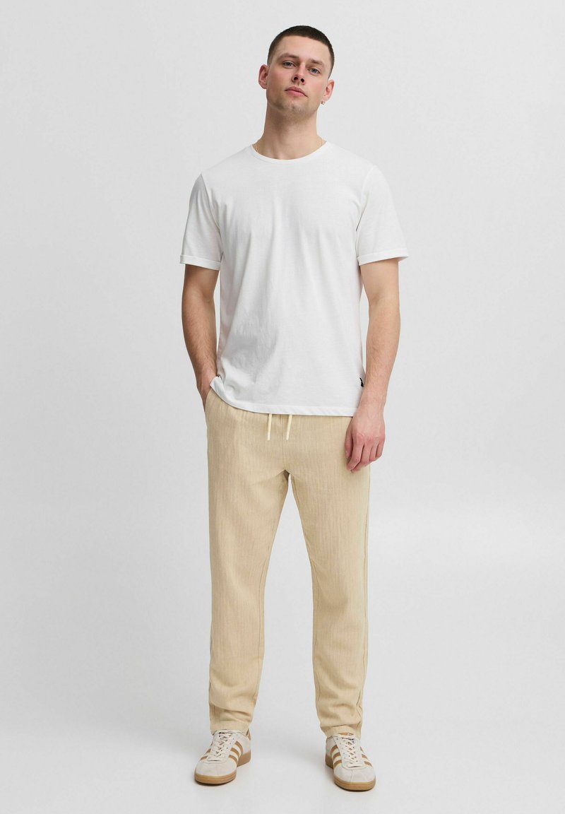 Blend BHMORGAN LINEN MIX Pantaloni bleached sand/sabbia