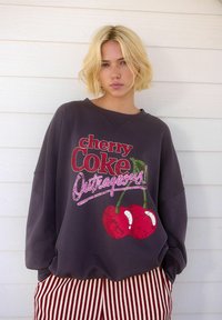 Next LICENSE CHERRY COKE WASHED CREWNECK - Ikdienas džemperis - charcoal grey