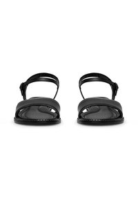 Schwarze Ledersandalen mit zwei oberen Riemen, einem Knöchelriemen mit einer Schnalle und einem offenen Zehenbereich. Glatte, flache Sohle.