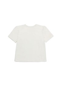 Camiseta de algodón blanca con mangas cortas, escote redondo y detalle fruncido en las costuras de los hombros. Textura lisa, sin patrones o acentos visibles.