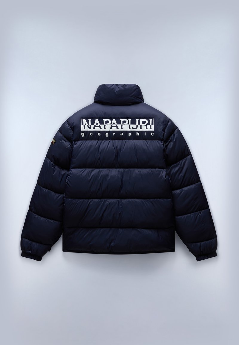 Granatowa kurtka puchowa z wysokim kołnierzem, z poziomymi pikowanymi sekcjami oraz dużym białym logo na plecach. Teksturowany, izolowany materiał.