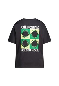 Mustakanka t-paita, jossa on graafinen suunnittelu, jossa on neljä auringon symbolia vihreänä ja keltaisena, sekä teksti "CALIFORNIA GOLDEN HOUR" alla.