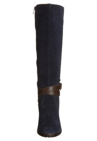 Bota de ante azul marino hasta la rodilla con una correa de hebilla de cuero sintético marrón. Presenta un cierre de cremallera lateral y un tejido texturizado para un diseño clásico.
