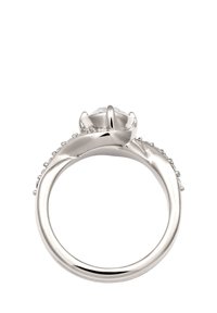 Bague en or blanc avec une pierre centrale ronde proéminente, accentuée par de petites pierres claires le long de l'anneau. Fini lisse et poli.