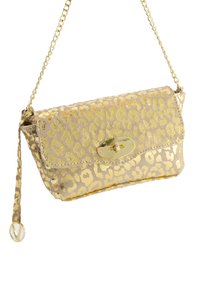 Goldene Leopardenmuster-Clutch mit einer Kettenriemen und goldenen Beschlägen. Verfügt über einen Klappverschluss mit einem ovalen Metallakzent und genagelten Details.