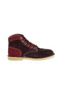 Stivali alla caviglia in suede bordeaux e marrone scuro con cuciture a contrasto, lacci rotondi e suola in gomma resistente. Design con punta arrotondata.