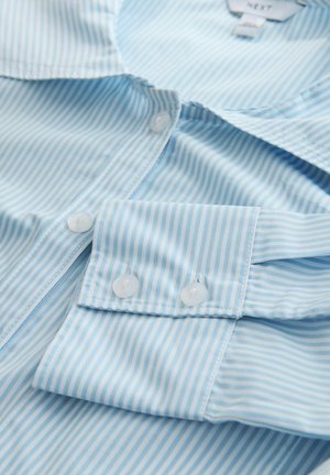 Hellblau-weiß gestreiftes langärmeliges Hemd mit weißen Knöpfen und umgeschlagenem Ärmelbund.